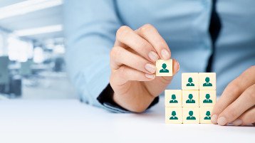 Pour recruter, les PME misent tout, ou presque, sur leur réseau de relations et les offres d’emploi